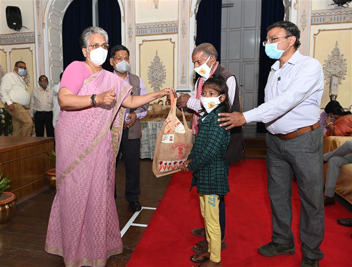With the inspiration of the Governor officers and employees of Raj Bhavan adopted tuberculosis patients on World Tuberculosis Day/राज्यपाल की प्रेरणा से विश्व क्षय रोग दिवस पर राजभवन के अधिकारियों और कर्मचारियों ने क्षय रोगियों को गोद लिया
