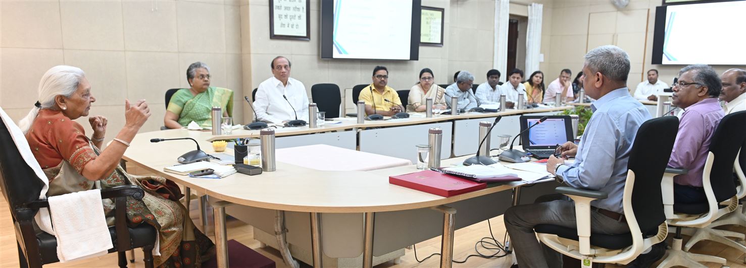 The Governor appreciated and encouraged the NAAC Committee of Deen Dayal Upadhyaya University, Gorakhpur, which has received &apos;A+Plus&apos; grade in NAAC assessment/राज्यपाल ने नैक मूल्यांकन में &apos;ए प्लस प्लस&apos; ग्रेड प्राप्त करने वाले दीन दयाल उपाध्याय विश्वविद्यालय गोरखपुर की नैक कमेटी का उत्साहवर्धन किया।