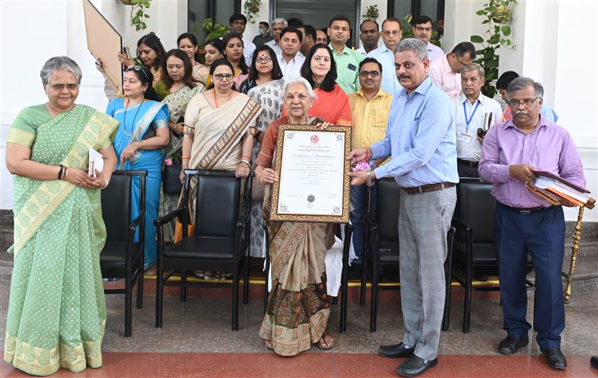 The Governor appreciated and encouraged the NAAC Committee of Deen Dayal Upadhyaya University, Gorakhpur, which has received &apos;A+Plus&apos; grade in NAAC assessment/राज्यपाल ने नैक मूल्यांकन में &apos;ए प्लस प्लस&apos; ग्रेड प्राप्त करने वाले दीन दयाल उपाध्याय विश्वविद्यालय गोरखपुर की नैक कमेटी का उत्साहवर्धन किया।