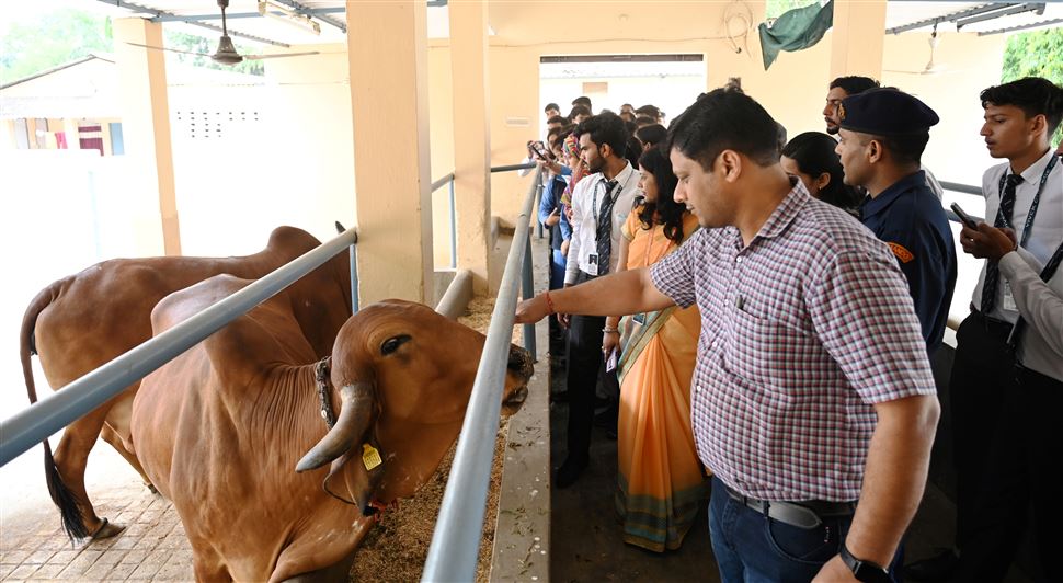 Students from Bijnor met the Governor.  /राज्यपाल से बिजनौर के विद्यार्थियों ने मुलाकात की