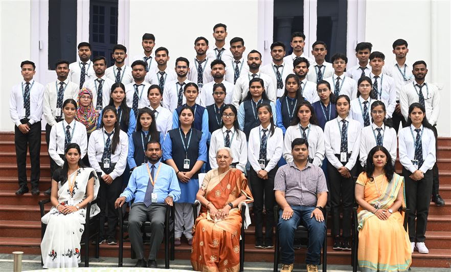  Students from Bijnor met the Governor.  /राज्यपाल से बिजनौर के विद्यार्थियों ने मुलाकात की
