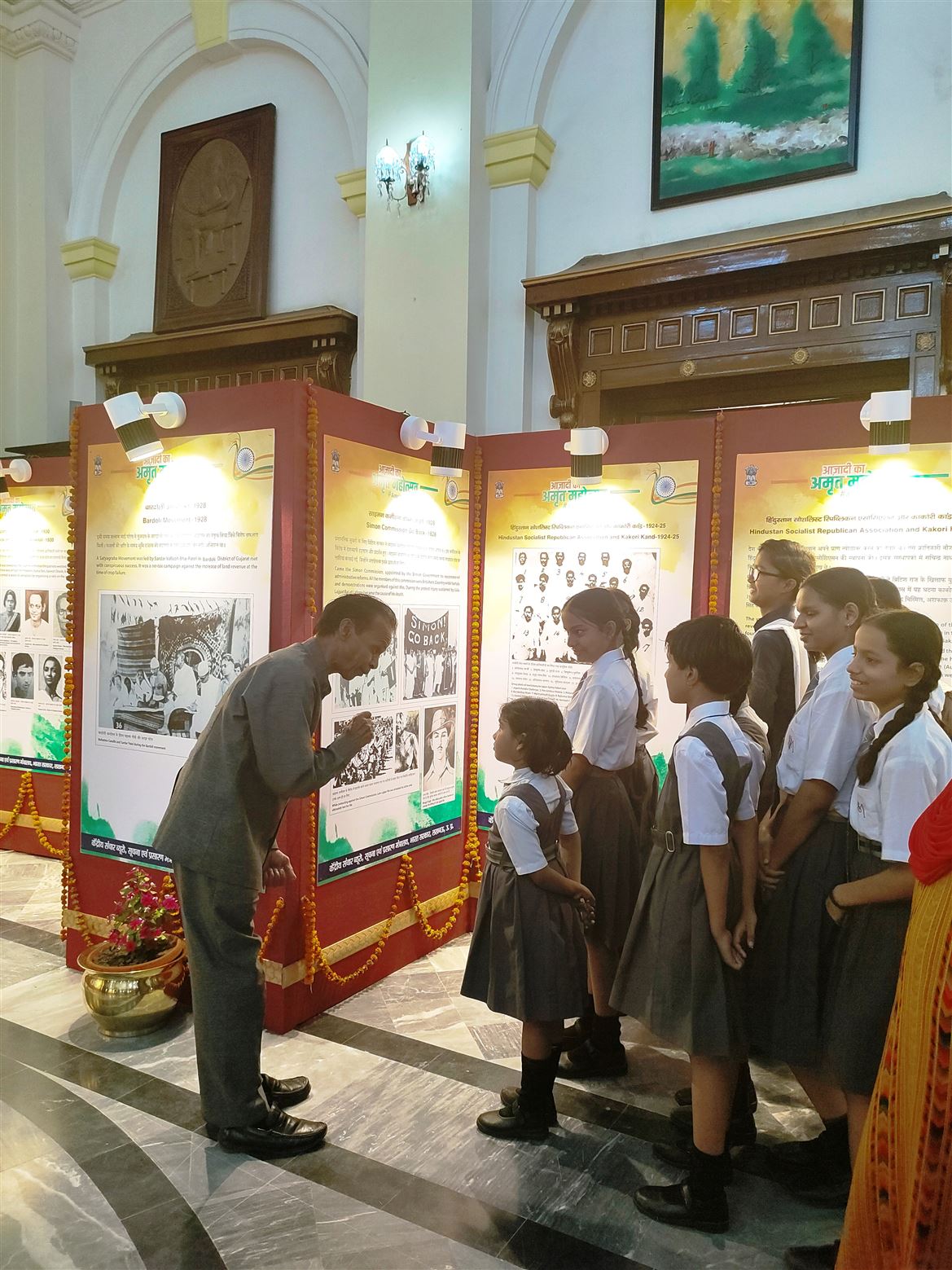 Children got encouraged after attending the events “Mann Ki Baat” and “Azadi Ka Amrit Mahotsav” organized at Raj Bhavan/राजभवन में ‘‘मन की बात‘‘ और आजादी का अमृत महोत्सव पर आयोजित प्रदर्शनी देखकर बच्चों में बढ़ी जिज्ञासा