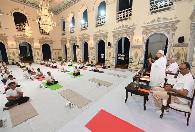 In the dignified presence of the Governor, mass yoga practice was performed at Raj Bhavan on the occasion of International Yoga Day-2023/राज्यपाल की गरिमामयी उपस्थिति में राजभवन में अंतर्राष्ट्रीय योग दिवस-2023 पर सम्पन्न हुआ सामूहिक योगाभ्यास कार्यक्रम