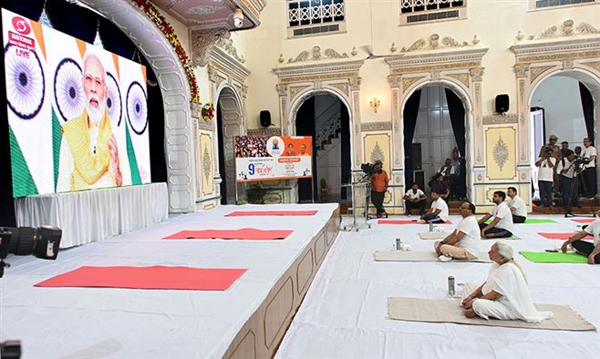 In the dignified presence of the Governor, mass yoga practice was performed at Raj Bhavan on the occasion of International Yoga Day-2023/राज्यपाल की गरिमामयी उपस्थिति में राजभवन में अंतर्राष्ट्रीय योग दिवस-2023 पर सम्पन्न हुआ सामूहिक योगाभ्यास कार्यक्रम