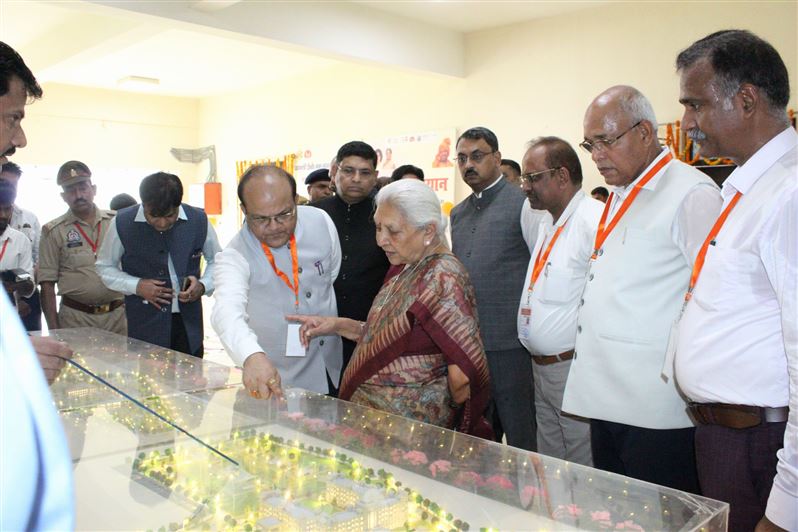 Governor Smt. Anandiben Patel reviewed the progress of central schemes related to public welfare in Azamgarh/राज्यपाल श्रीमती आनन्दबेन पटेल ने जनपद आजमगढ़ में जनहित से जुड़ी केंद्रीय योजनाओं की प्रगति की समीक्षा की