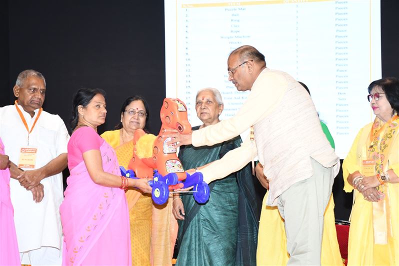 The Governor distributed kits to make 69 Anganwadi centers functional in Kanpur/राज्यपाल ने कानपुर में 69 आंगनवाड़ी केन्द्रों को सुविधा सम्पन्न बनाने हेतु किट वितरित की