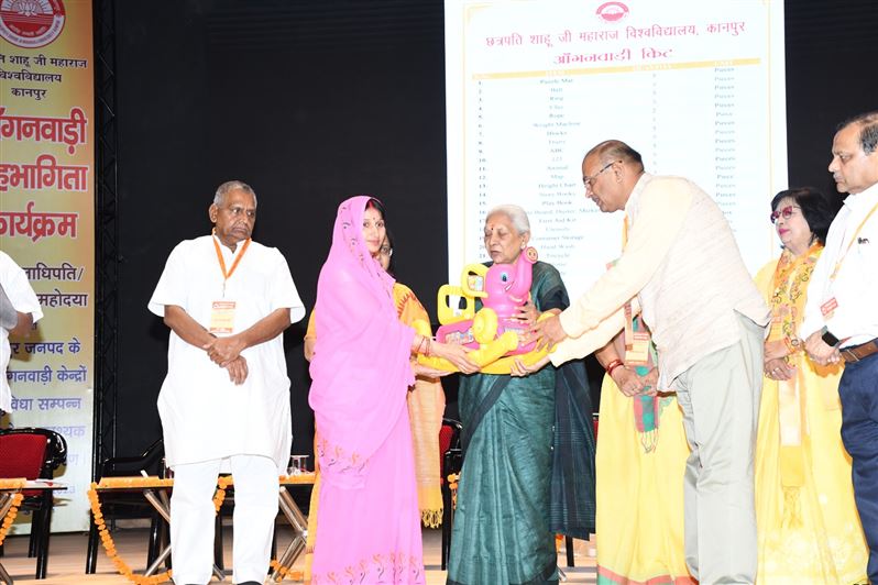 The Governor distributed kits to make 69 Anganwadi centers functional in Kanpur/राज्यपाल ने कानपुर में 69 आंगनवाड़ी केन्द्रों को सुविधा सम्पन्न बनाने हेतु किट वितरित की