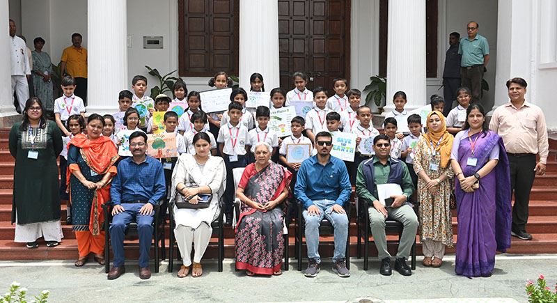 Students of City International School, Balaganj, Lucknow met the Governor/राज्यपाल से मिले सिटी इंटरनेशनल स्कूल, बालागंज, लखनऊ के विद्यार्थी