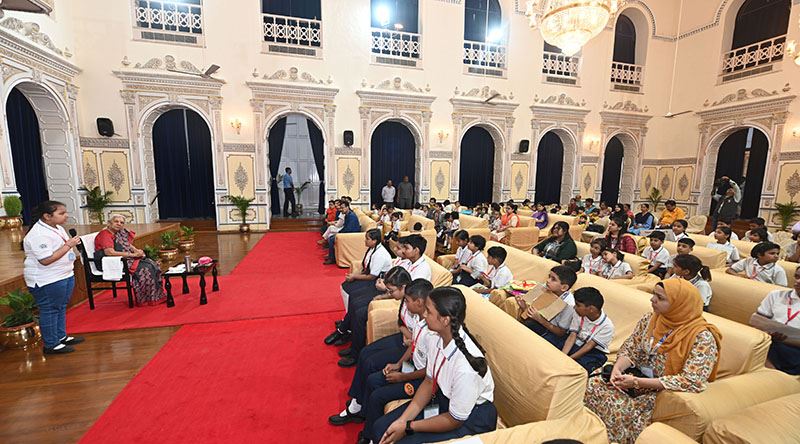 Students of City International School, Balaganj, Lucknow met the Governor/राज्यपाल से मिले सिटी इंटरनेशनल स्कूल, बालागंज, लखनऊ के विद्यार्थी