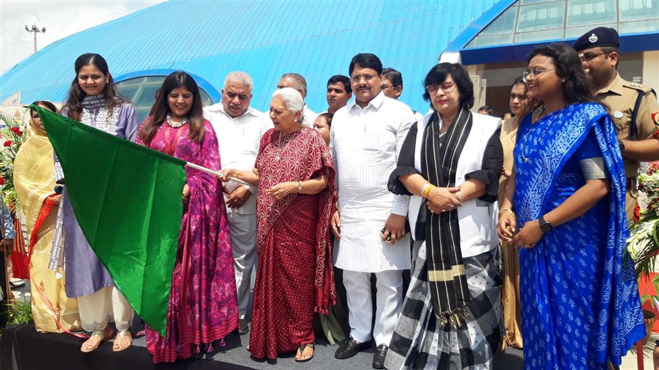 The Governor distributed materials to well-equip Anganwadi centers in Kanpur Dehat./राज्यपाल ने कानपुर देहात के आंगनवाड़ी केंद्रों को सुसज्जित करने हेतु सामग्री वितरित की।