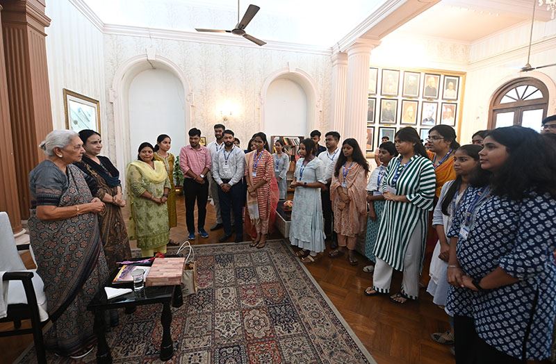 34 students of Lucknow University met the Governor to seek her blessings before their visit to Tamil Nadu for Tamil Sangam./राज्यपाल से लखनऊ विश्वविद्यालय, लखनऊ के 34 छात्र-छात्राओं ने तमिल संगम के अन्तर्गत अपने तमिलनाडु भ्रमण से पूर्व मुलाकात कर आर्शीवाद प्राप्त किया