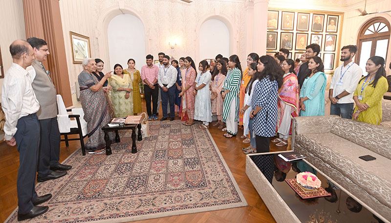 34 students of Lucknow University met the Governor to seek her blessings before their visit to Tamil Nadu for Tamil Sangam./राज्यपाल से लखनऊ विश्वविद्यालय, लखनऊ के 34 छात्र-छात्राओं ने तमिल संगम के अन्तर्गत अपने तमिलनाडु भ्रमण से पूर्व मुलाकात कर आर्शीवाद प्राप्त किया