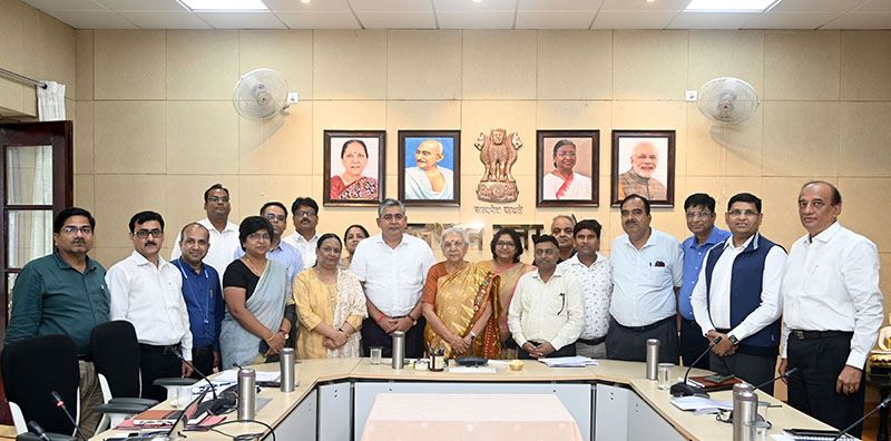 The Governor congratulated ISRO on the successful launching of &apos;Chandrayaan-3&apos;/राज्यपाल ने महात्मा गांधी काशी विद्यापीठ, वाराणसी द्वारा नैक मूल्यांकन हेतु की गई तैयारियों की समीक्षा की