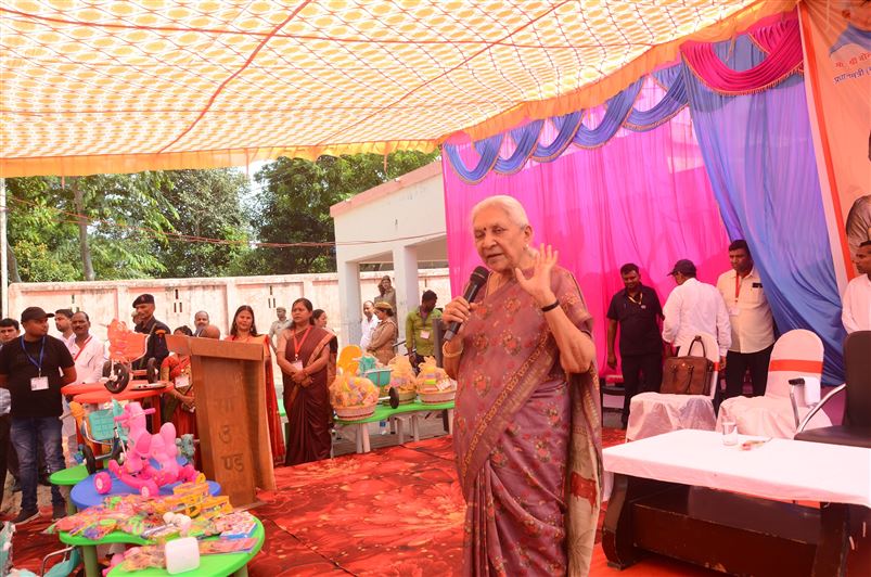 The Governor distributed 100 kits to well-equip the Anganwadi Kendras in Gorakhpur district/संशोधित  राज्यपाल ने जनपद गोरखपुर में आंगनबाड़ी केन्द्रों को सुसज्जित करने हेतु 100 किटों का वितरण किया