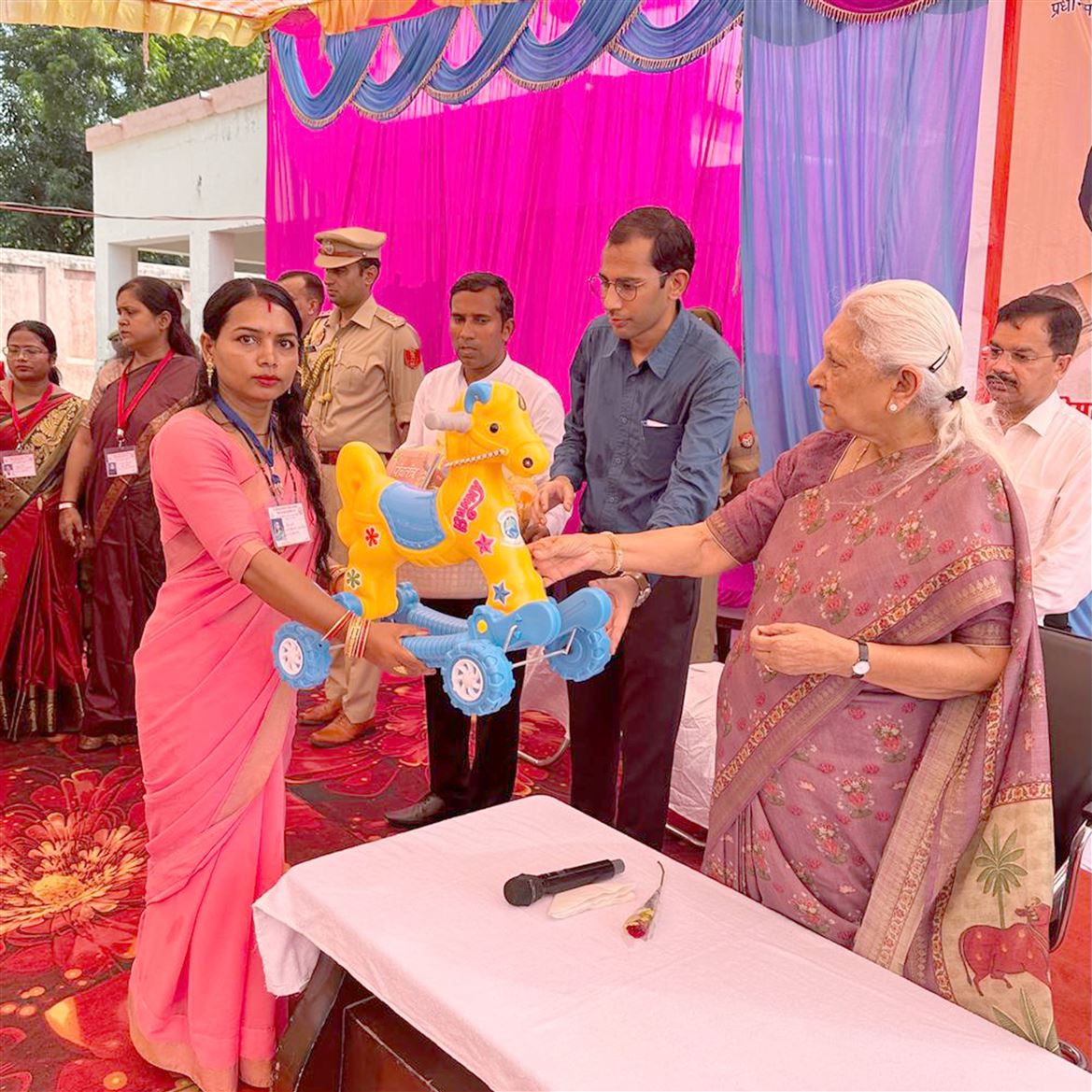 The Governor distributed 100 kits to well-equip the Anganwadi Kendras in Gorakhpur district/संशोधित  राज्यपाल ने जनपद गोरखपुर में आंगनबाड़ी केन्द्रों को सुसज्जित करने हेतु 100 किटों का वितरण किया