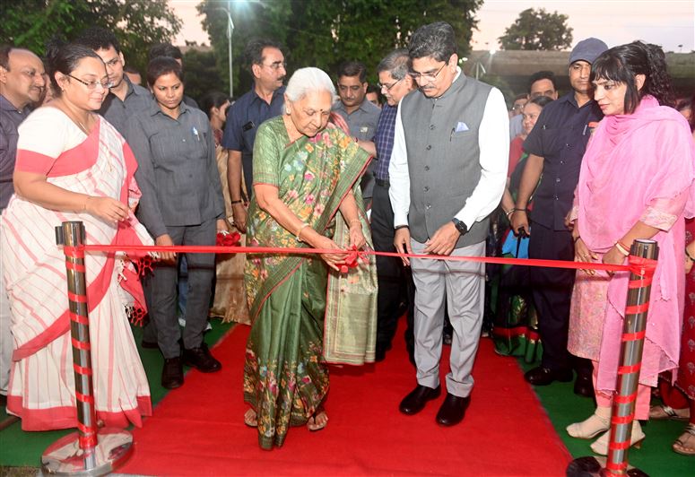 Governor inaugurates Gaurav Sthal at Lucknow University Lucknow/राज्यपाल ने लखनऊ विश्वविद्यालय, लखनऊ में गौरव स्थल का किया लोकार्पण