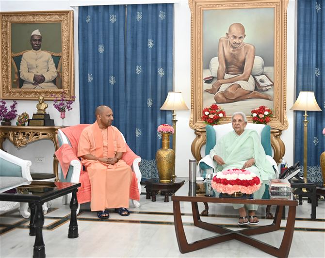 Chief Minister Yogi Adityanath paid a courtesy visit to Governor Smt Anandiben Patel/राज्यपाल श्रीमती आनंदीबेन पटेल जी से मुख्यमंत्री योगी आदित्यनाथ जी ने शिष्टाचार भेंट की