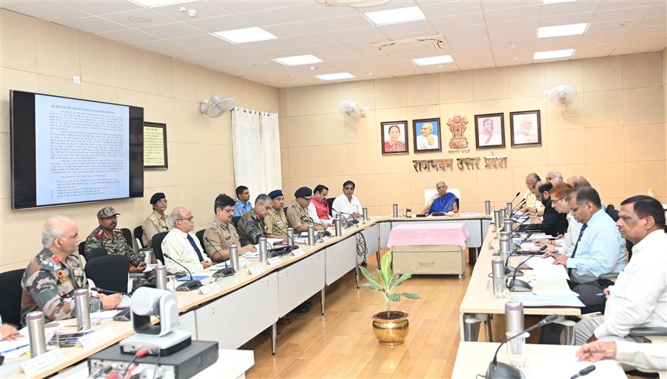 Meeting of Management Committee of Uttar Pradesh Police and Armed Forces Sahayata Sansthan Lucknow concluded under the chairpersonship of the Governor/राज्यपाल की अध्यक्षता में उ0प्र0 पुलिस आर्म्ड फोर्सेज सहायता संस्थान, लखनऊ प्रबंध समिति की बैठक सम्पन्न