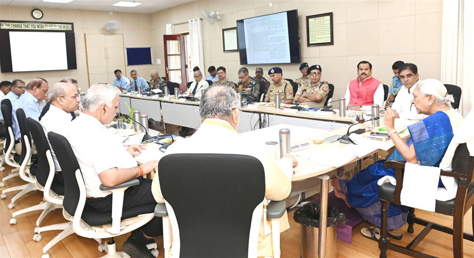 Meeting of Management Committee of Uttar Pradesh Police and Armed Forces Sahayata Sansthan Lucknow concluded under the chairpersonship of the Governor/राज्यपाल की अध्यक्षता में उ0प्र0 पुलिस आर्म्ड फोर्सेज सहायता संस्थान, लखनऊ प्रबंध समिति की बैठक सम्पन्न
