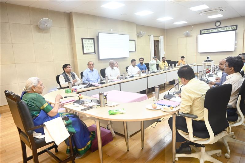 The Governor reviewed the self-study report prepared for NAAC grading of Dr. APJ Abdul Kalam Technical University, Lucknow/राज्यपाल ने डॉ0 ए0पी0जे0 अब्दुल कलाम प्राविधिक विश्वविद्यालय, लखनऊ की नैक ग्रेडिंग हेतु तैयार सेल्फ स्टडी रिपोर्ट की समीक्षा की