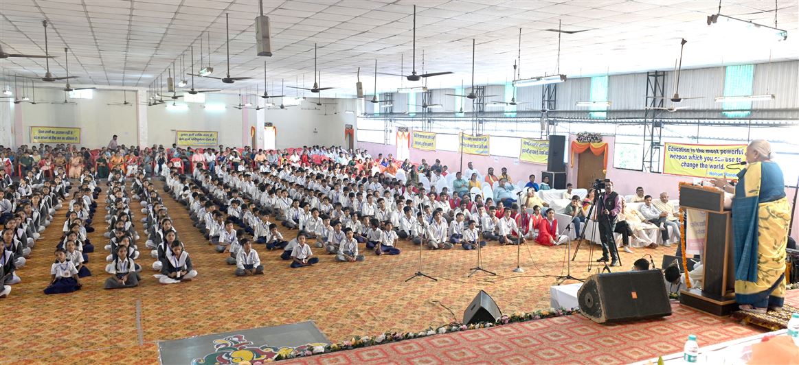 The Governor inaugurated &apos;Aryabhatta Computer Laboratory&apos; at Saraswati Vidya Mandir Inter College, Nirala Nagar, Lucknow/राज्यपाल ने सरस्वती विद्या मंदिर इंटर कॉलेज, निराला नगर, लखनऊ में ‘आर्यभट्ट संगणक प्रयोगशाला‘ का लोकार्पण किया