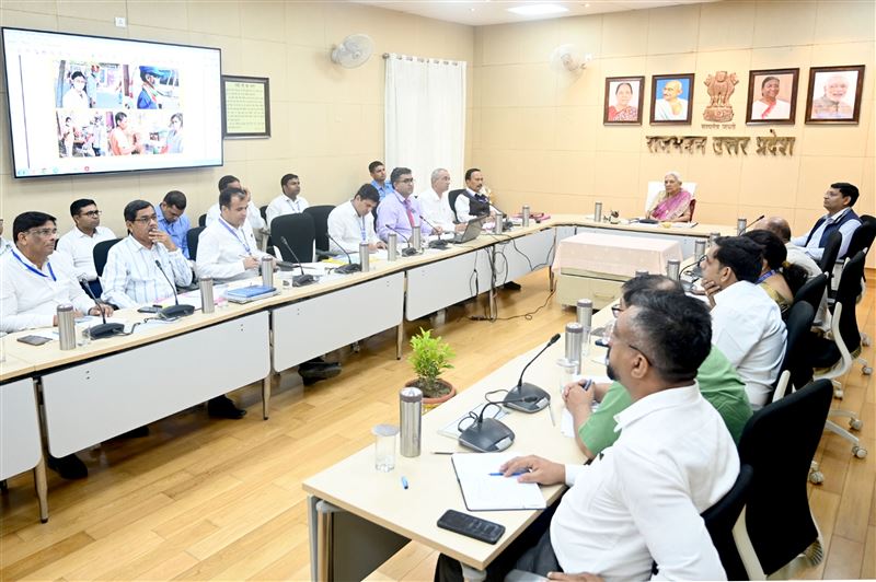 The Governor reviewed the presentation of UP Pandit Deendayal Upadhyaya Veterinary Science University and Cow Research Institute Mathura for NAAC/उ0प्र0 पंडित दीनदयाल उपाध्याय पशु चिकित्सा विज्ञान विश्वविद्यालय एवं गो अनुसंधान संस्थान, मथुरा के नैक हेतु प्रस्तुतिकरण की समीक्षा की