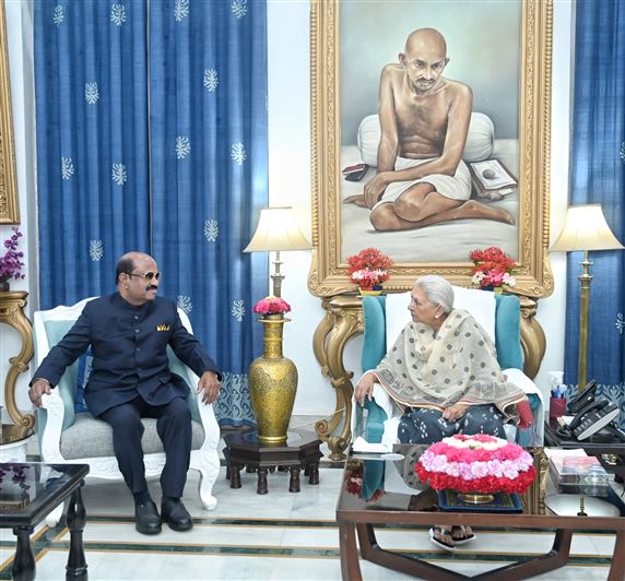 Courtesy meeting of Governor of West Bengal Dr C V Anand Bose at Raj Bhavan Lucknow with Governor Smt Anandiben Patel today/राज्यपाल श्रीमती आनंदीबेन पटेल जी से आज राजभवन, लखनऊ में पश्चिम बंगाल के राज्यपाल डा0 सी0वी0 आनंद बोस जी की शिष्टाचार भेंट