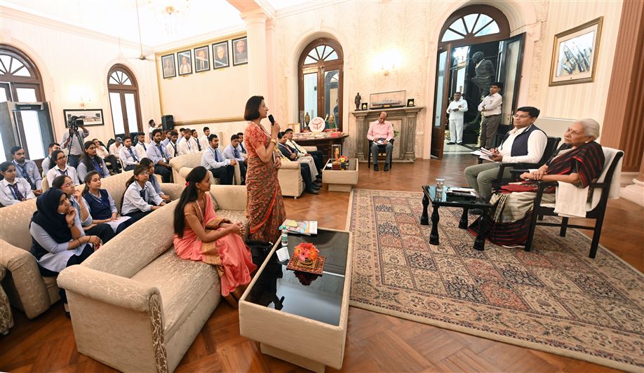 Students from Bijnor met the Governor/राज्यपाल से बिजनौर के विद्यार्थियों ने मुलाकात की
