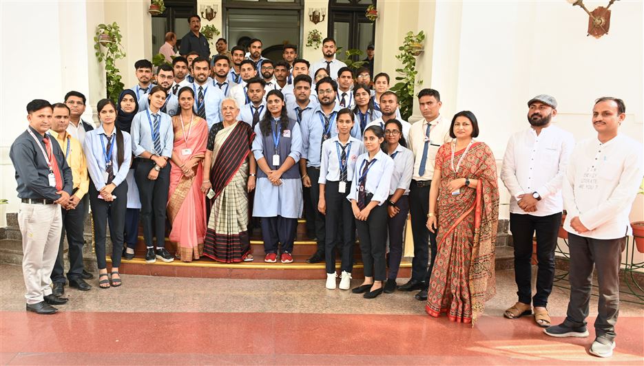 Students from Bijnor met the Governor/राज्यपाल से बिजनौर के विद्यार्थियों ने मुलाकात की