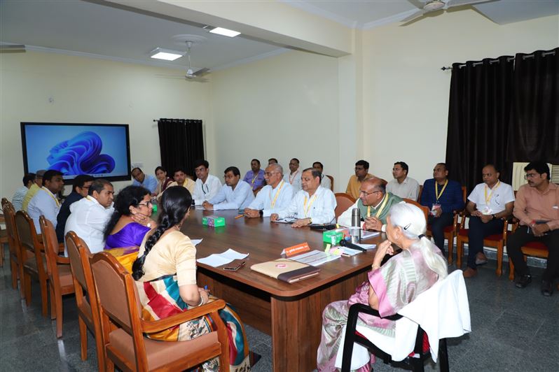 Meeting of Professors, Officials and Employees of Chhatrapati Shahuji Maharaj University, Kanpur concluded under the chairpersonship of the Governor./राज्यपाल की अध्यक्षता में छत्रपति शाहूजी महाराज विश्वविद्यालय के शिक्षकों, अधिकारीयों और कर्मचारियों की बैठक संपन्न प्रेस नोट और फोटो