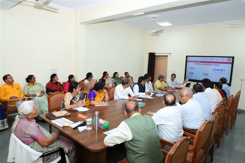 Meeting of Professors, Officials and Employees of Chhatrapati Shahuji Maharaj University, Kanpur concluded under the chairpersonship of the Governor./राज्यपाल की अध्यक्षता में छत्रपति शाहूजी महाराज विश्वविद्यालय के शिक्षकों, अधिकारीयों और कर्मचारियों की बैठक संपन्न प्रेस नोट और फोटो
