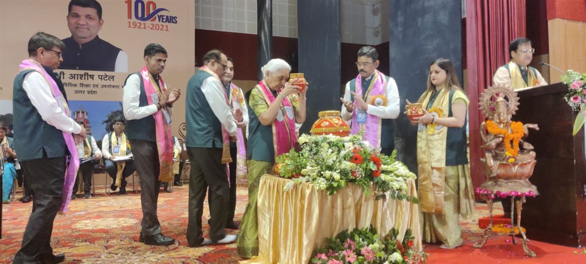 The 5th convocation of Harcourt Butler Technical University, Kanpur organized successfully under the chairpersonship of the Governor, Smt. Anandiben Patel./राज्यपाल श्रीमती आनंदीबेन पटेल की अध्यक्षता में हरकोर्ट बटलर प्राविधिक विश्वविद्यालय, कानपुर का 5वाँ दीक्षान्त समारोह सम्पन्न