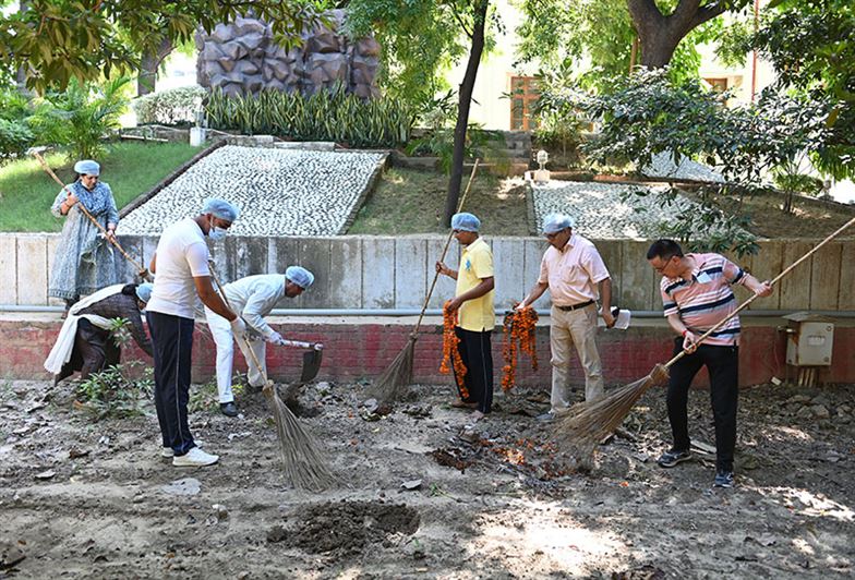 With the inspiration of the Governor, a massive cleanliness drive is organized in Raj Bhavan./राज्यपाल की प्रेरणा से राजभवन में हुआ वृहद सफाई अभियान