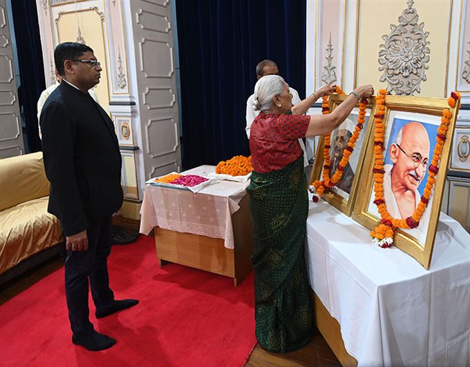 The Governor paid tribute to Mahatma Gandhi Ji and Lal Bahadur Shastri Ji on their Jayanti./राज्यपाल ने राष्ट्रपिता महात्मा गाँधी और लालबहादुर शास्त्री जी की जयंती पर माल्यार्पण कर नमन किया