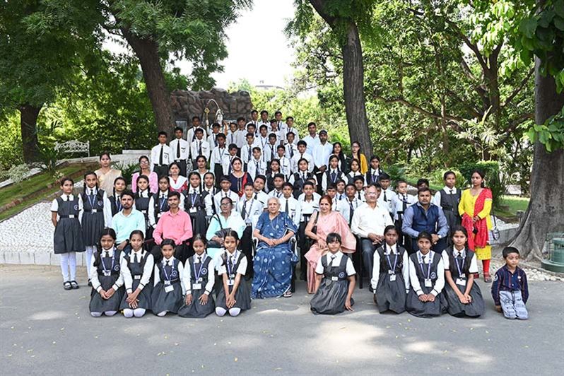 School children of Siddharthnagar district met Governor Smt. Anandiben Patel/प्रदेश की राज्यपाल श्रीमती आनंदीबेन पटेल से जनपद सिद्धार्थनगर के स्कूली बच्चों ने की मुलाकात