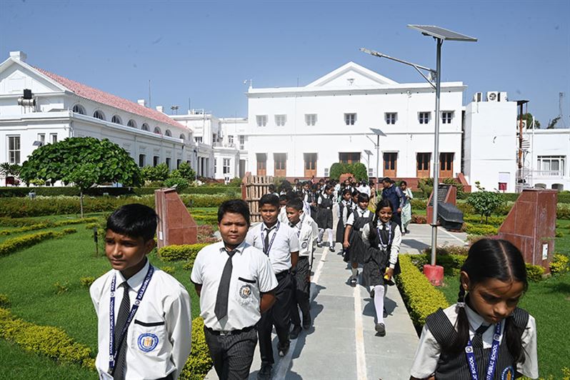 School children of Siddharthnagar district met Governor Smt. Anandiben Patel/प्रदेश की राज्यपाल श्रीमती आनंदीबेन पटेल से जनपद सिद्धार्थनगर के स्कूली बच्चों ने की मुलाकात