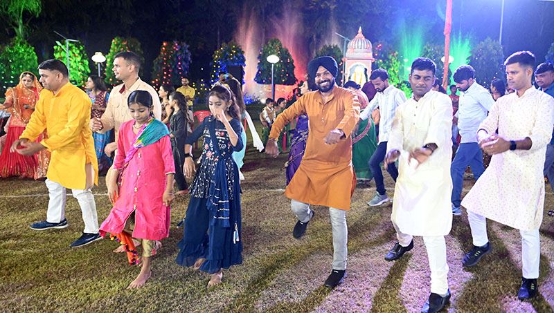 Garba festival continues at Raj Bhavan on the fifth day of Navratri/राजभवन में नवरात्रि के पांचवें दिन भी गरबा महोत्सव की रही धूम