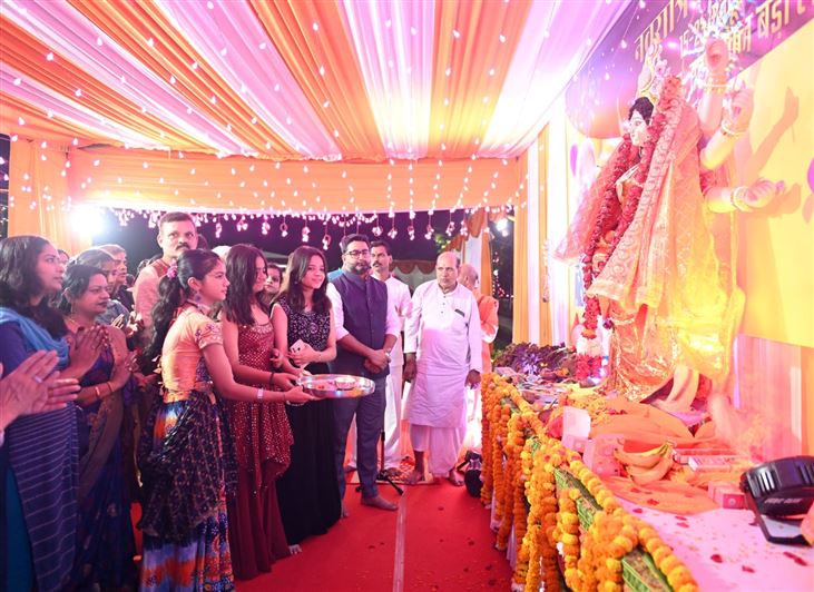 Garba continues with goddess worship on the seventh day of Navratri at Raj Bhavan./राजभवन में नवरात्रि के सातवें दिन देवी आराधना के साथ गरबा जारी