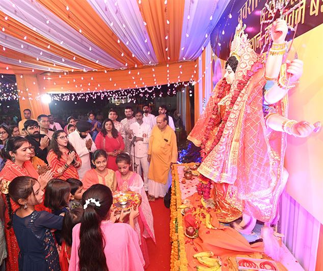 Garba celebrations continue on the eighth day of the Garba Mahotsav organized at Raj Bhavan./राजभवन में आयोजित गरबा महोत्सव के आठवें दिन भी गरबा की रही धूम