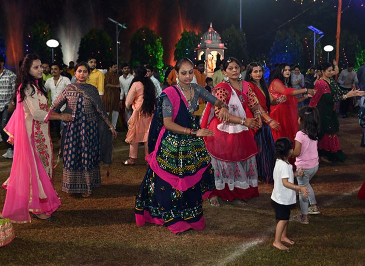 Garba celebrations continue on the eighth day of the Garba Mahotsav organized at Raj Bhavan./राजभवन में आयोजित गरबा महोत्सव के आठवें दिन भी गरबा की रही धूम