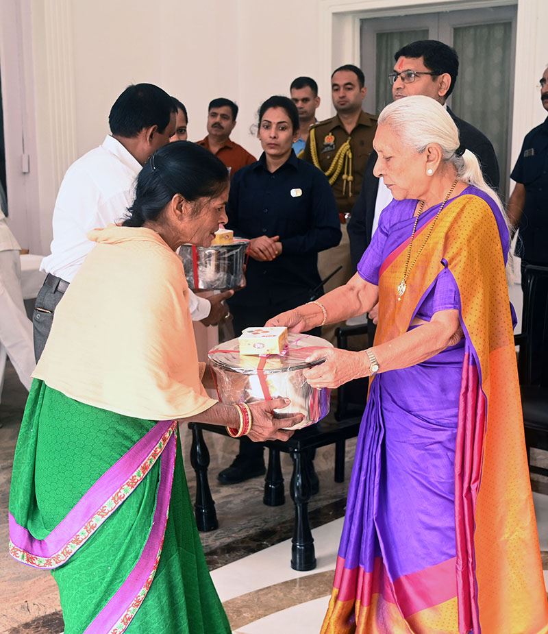 The Governor distributed gifts and sweets to Class IV and outsource employees of Raj Bhavan and wished them on the occasion of Diwali./राज्यपाल ने राजभवन के कर्मियों को दीपावली के अवसर पर उपहार एवं मिष्टान्न वितरित कर शुभकामनाएं दीं