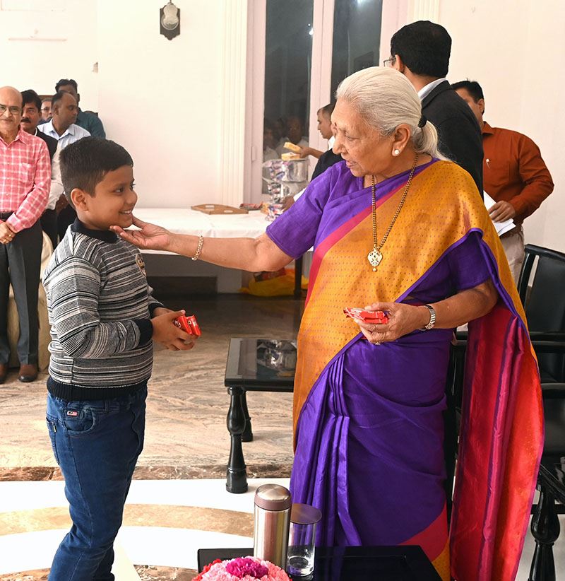 The Governor distributed gifts and sweets to Class IV and outsource employees of Raj Bhavan and wished them on the occasion of Diwali./राज्यपाल ने राजभवन के कर्मियों को दीपावली के अवसर पर उपहार एवं मिष्टान्न वितरित कर शुभकामनाएं दीं