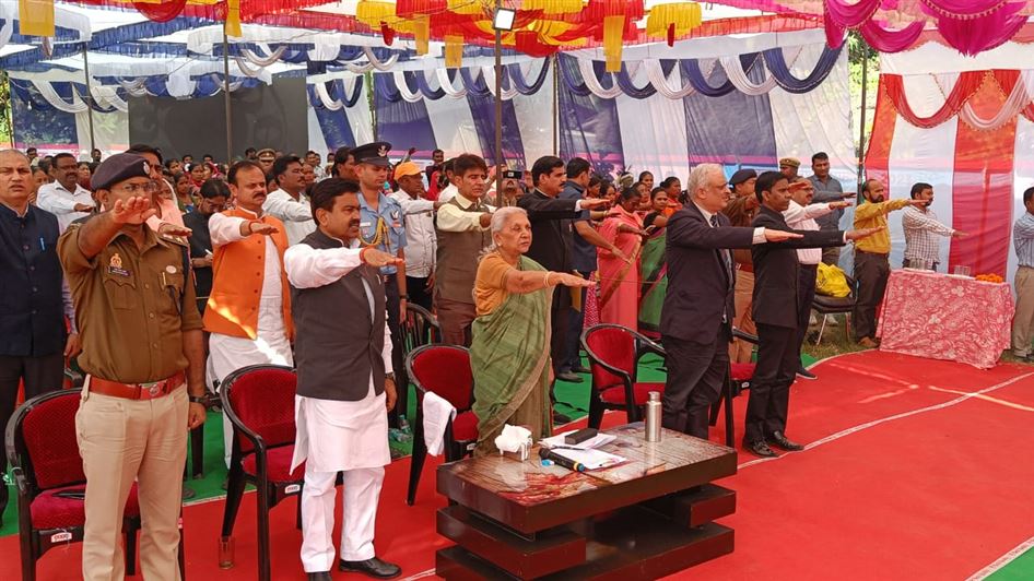 The Governor inaugurated &quot;Janjati Gaurav Diwas&quot; in village Dhuskiya of Lakhimpur Kheri./राज्यपाल ने  लखीमपुर खीरी के ग्राम धुसकिया में &quot;जनजाति गौरव दिवस&quot; का शुभारंभ किया।