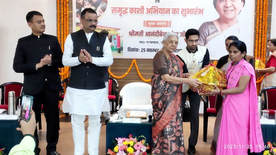 The Governor distributed kits of useful materials to equip Anganwadi centers in Varanasi and also launched the Samruddha Kashi campaign./राज्यपाल ने वाराणसी में आंगनबाड़ी केंद्रों को सुविधा संपन्न बनाने हेतु उपयोगी सामग्रियों की किट वितरित की और समृद्ध काशी अभियान का भी शुभारंभ किया।