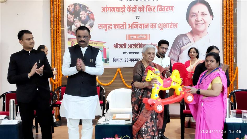 The Governor distributed kits of useful materials to equip Anganwadi centers in Varanasi and also launched the Samruddha Kashi campaign./राज्यपाल ने वाराणसी में आंगनबाड़ी केंद्रों को सुविधा संपन्न बनाने हेतु उपयोगी सामग्रियों की किट वितरित की और समृद्ध काशी अभियान का भी शुभारंभ किया।