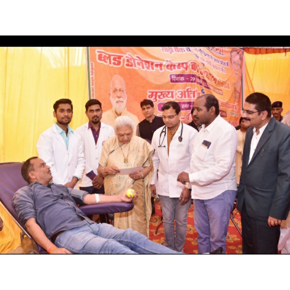 Governor inaugurated saree bank and blood donation camp in Ayodhya/राज्यपाल ने अयोध्या में साड़ी बैंक तथा रक्तदान शिविर का शुभारंभ किया