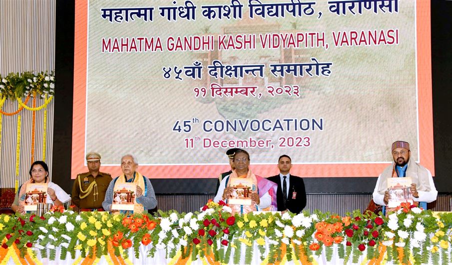 President of India attends the 45th Convocation of Mahatma Gandhi Kashi Vidyapith./भारत के राष्ट्रपति ने महात्मा गांधी काशी विद्यापीठ के 45वें दीक्षांत समारोह में भाग लिया