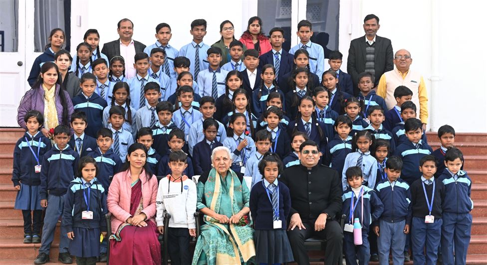 School children of village Malukpur, district Barabanki met the Governor./राज्यपाल से ग्राम मलूकपुर, जनपद बाराबंकी के स्कूली बच्चों ने मुलाकात की।