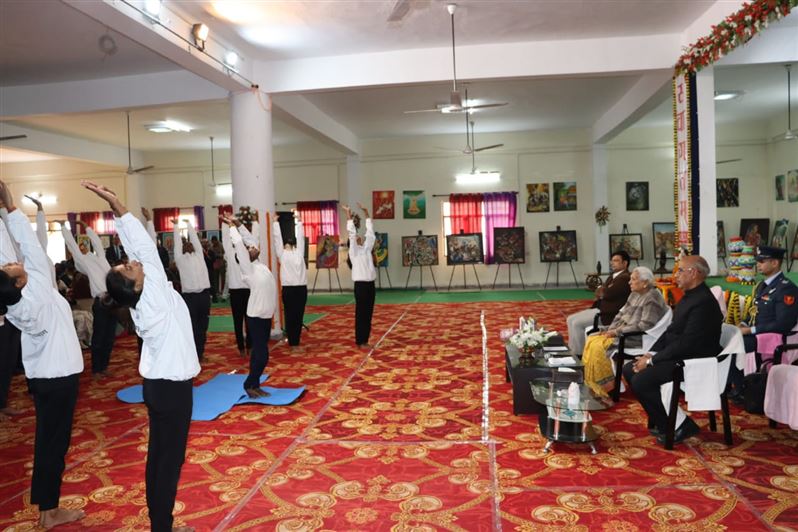 The Governor participated in the function organized at Jagatguru Rambhadracharya Divyang State University in Chitrakoot district./राज्यपाल ने जनपद चित्रकूट स्थित जगतगुरु रामभद्राचार्य दिव्यांग राज्य विश्वविद्यालय में आयोजित समारोह में हुईं शामिल