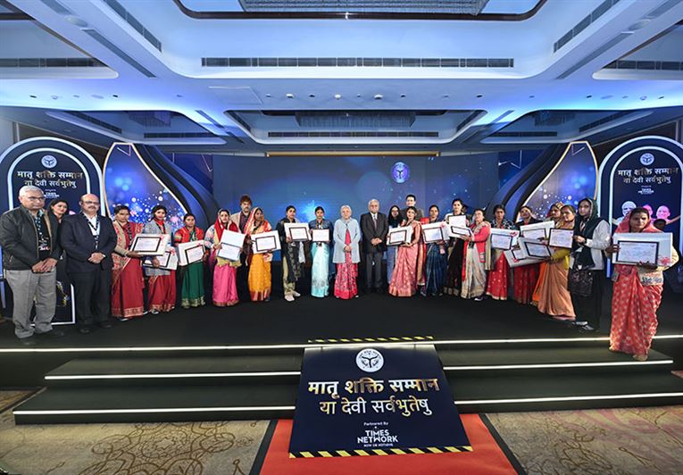 Governor participated in the &apos;Matri Shakti Samman&apos; ceremony organized at Hotel Taj./राज्यपाल होटल ताज में आयोजित ‘मातृ शक्ति सम्मान‘ समारोह में हुई सम्मिलित